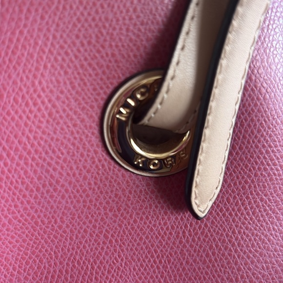 🛑SOLD🛑Michael Kors Pink Saffiano Leather Tote Bag - Picture 4 of 11